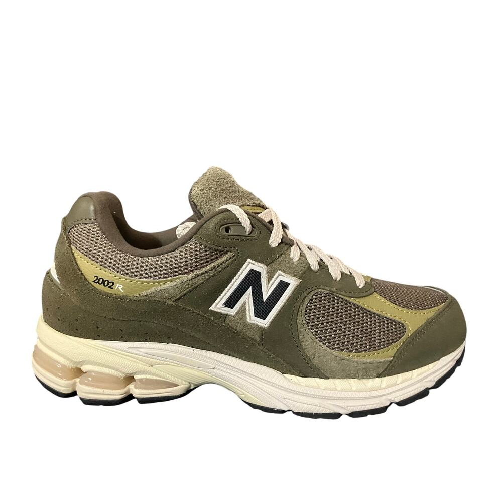 New Balance Men’s 8 2002r Running Shoes Green Women’s 9.5 Green New in Box